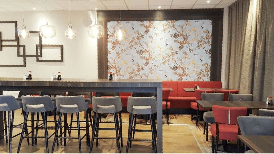 Bar med barstolar
